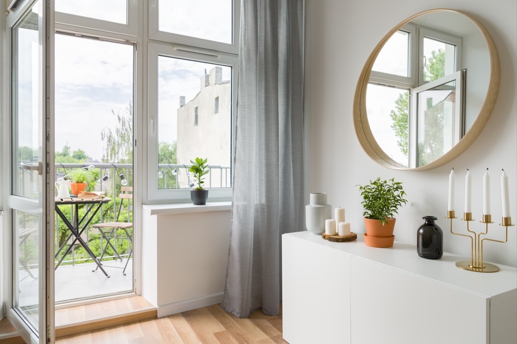 Offene Passiv-Kunststoff-Balkontür im Zimmer