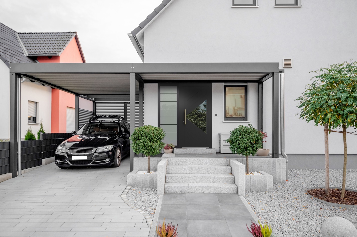 Ein Haus mit eingebauter Eingangstür 