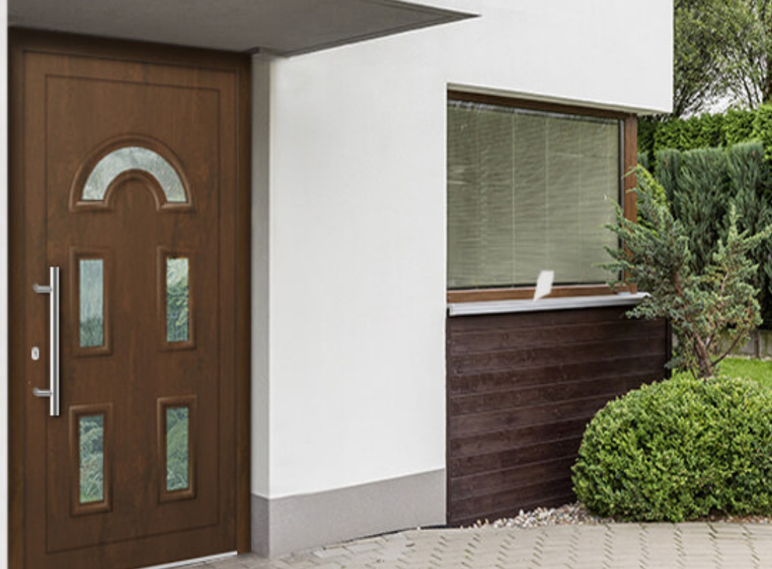 Kunststoff-Eingangstür zum Haus