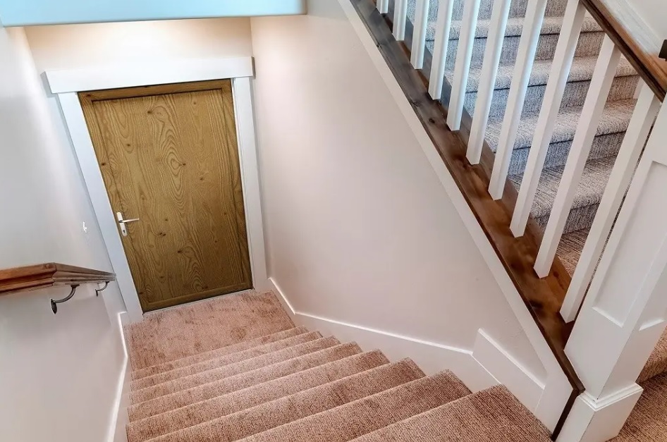 Nebeneingangstüren und Treppen
